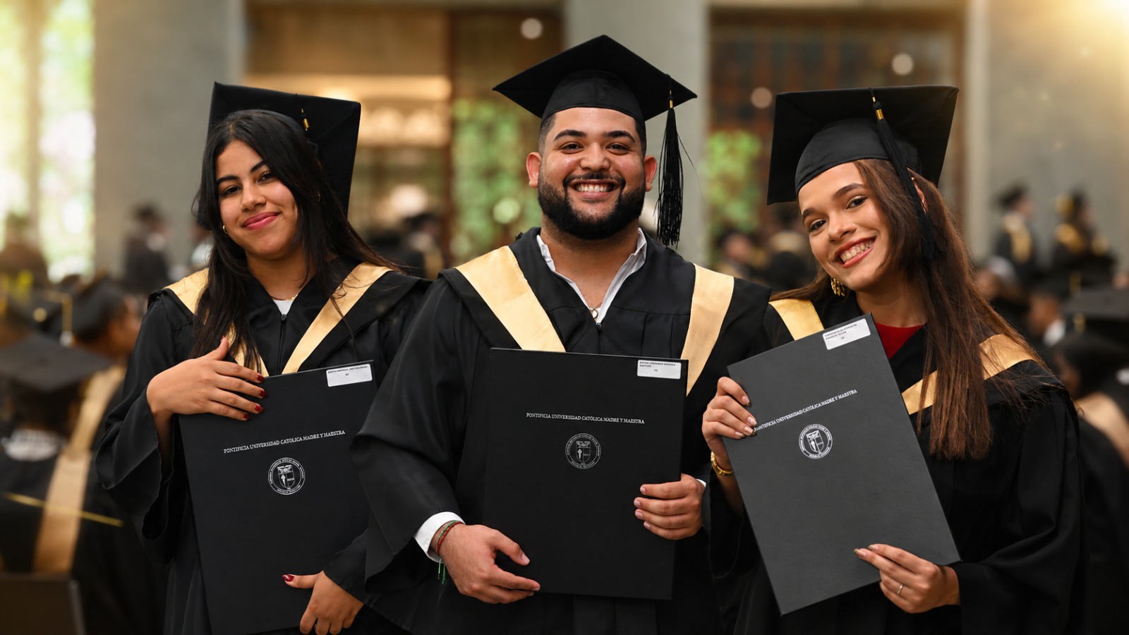 Graduación PUCMM – estudiante recibiendo su título profesional