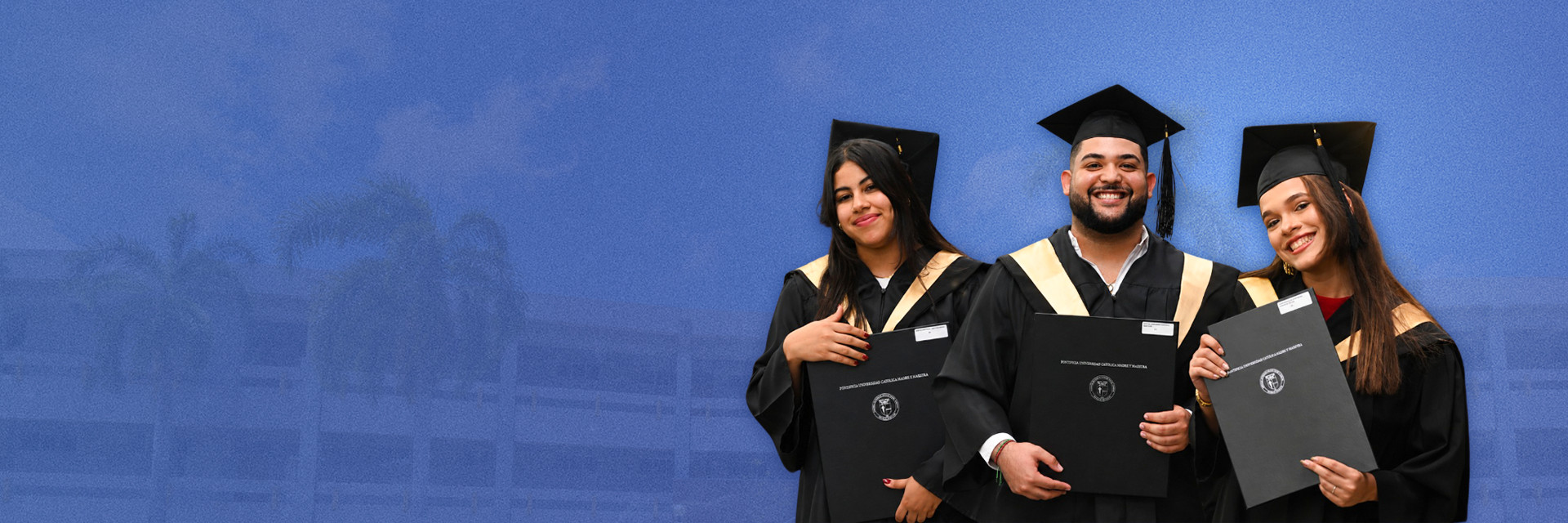 Graduación PUCMM – estudiante recibiendo su título profesional
